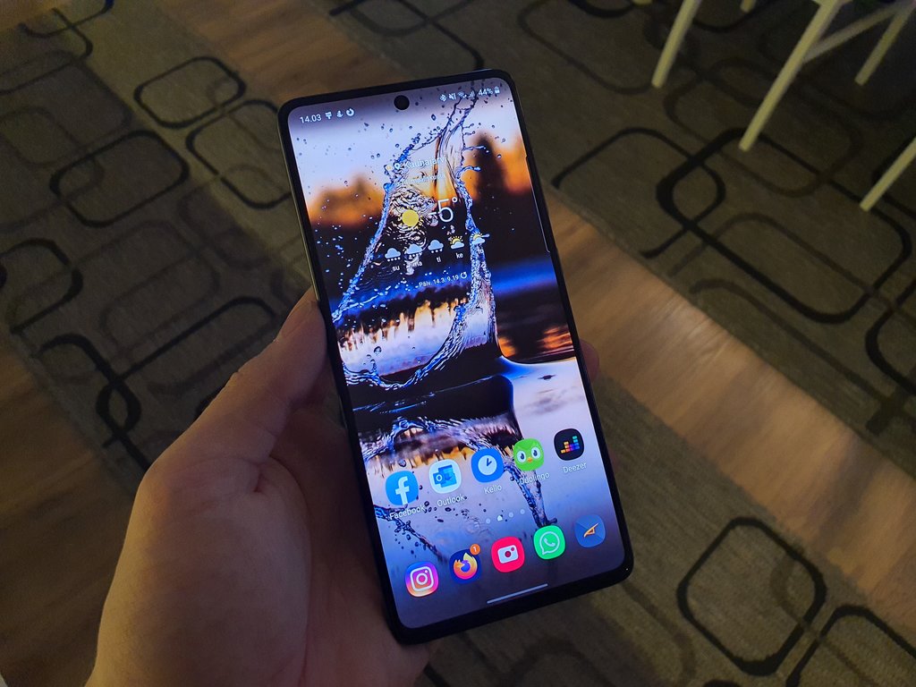 Testiss Samsung Galaxy A71: tyyliks keskitason puhelin