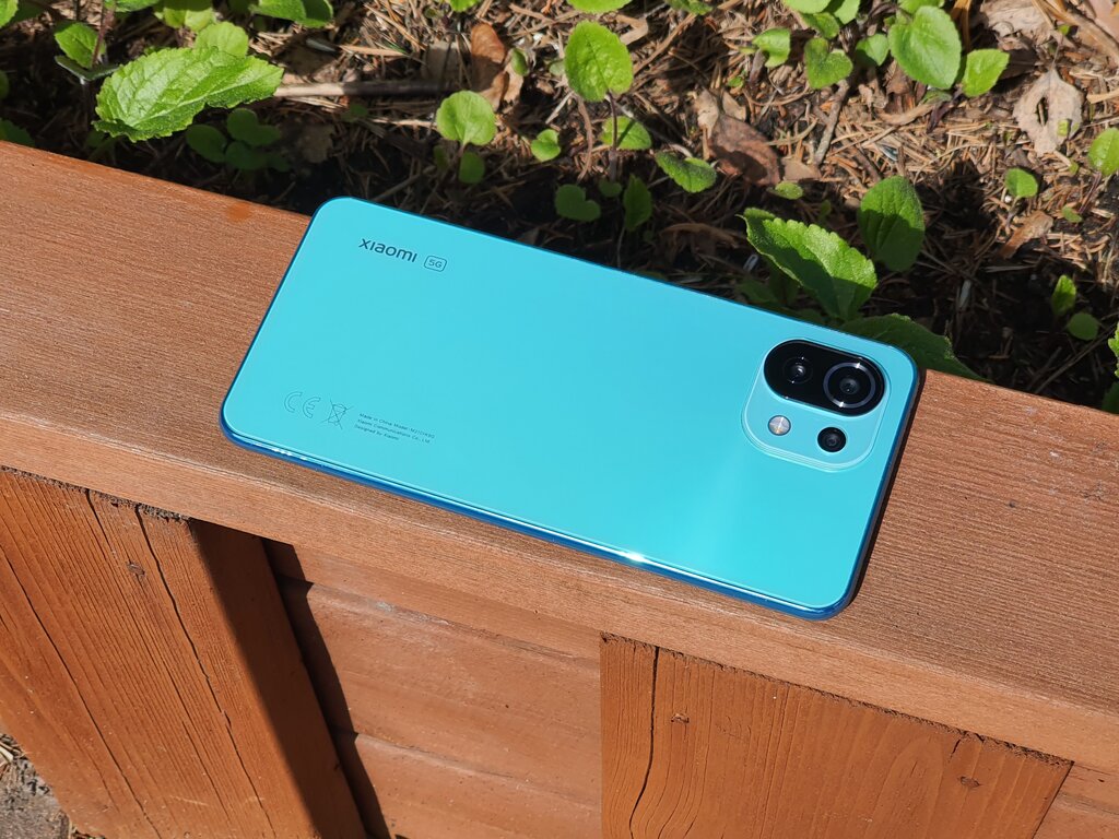 Testissä Xiaomi Mi 11 Lite 5G: erikoisen kevyt moniosaaja