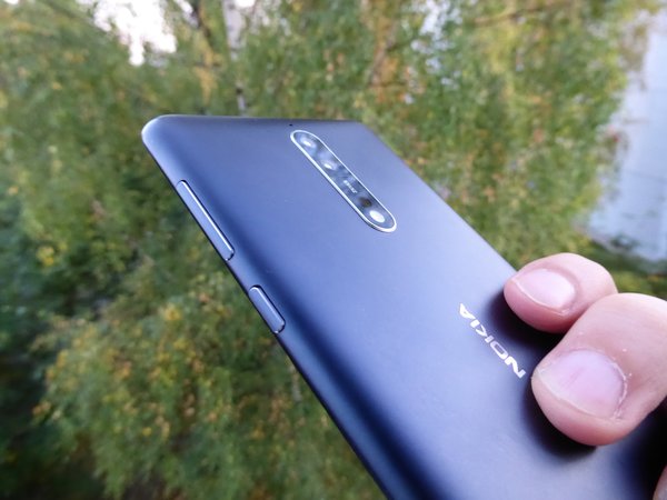 Nokia 8 - Sivusta
