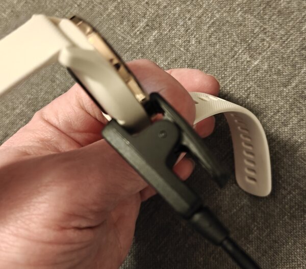 Garmin Vivomove Trend, latausjohto kiinnitettynä