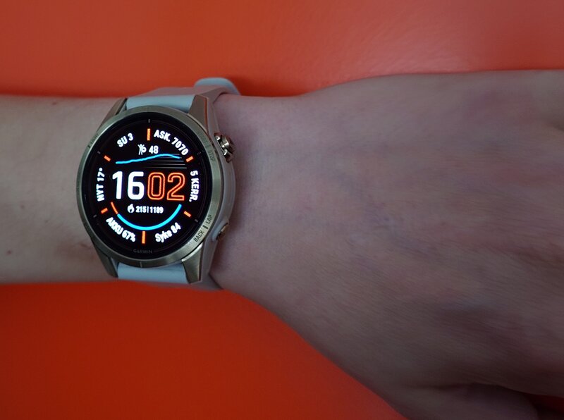 Garmin Epix Pro (gen 2) kädessä