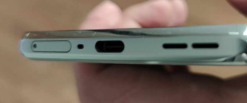 OnePlus 10T, alareuna