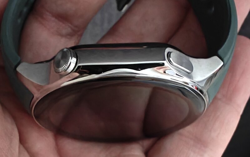 OnePlus Watch 2, kylki josta löytyvät fyysiset painikkeet