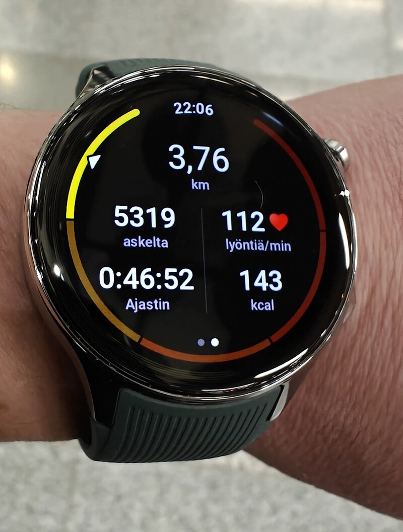 OnePlus Watch 2 treenitiedot näytöllä
