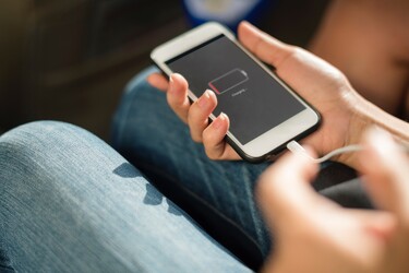 Opas: Puhelimen akku tyhjenee nopeasti - nin korjaat (iPhone / Android)