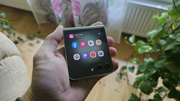 Opas: näin käytät mitä tahansa sovellusta Galaxy Z Flip5:n kansinäytöllä